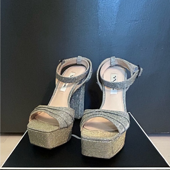 Platform Sparkle Metallic heel by Nina shoes. - Picture 2 of 5
